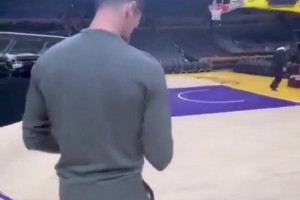 格林造型太接地气了，东北大棉袄配上豪迈的步伐，气质拿捏☺️