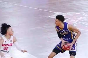 文班这天赋真让人惊掉下巴👽投完三分，还能直接冲进去补扣！